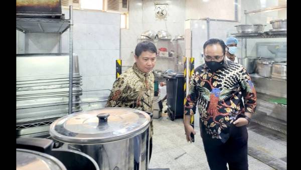 Di Madinah, Menag Yaqut Tinjau Dapur Katering