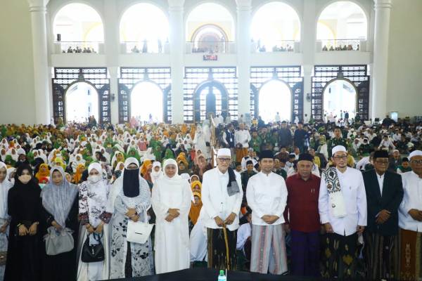 Khofifah - Emi Kompak Hadiri Khotmil Quran dan Istighosah Kubro Pesantren Langitan