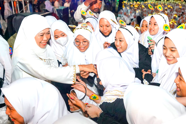 Khofifah Larut Bersholawat di Lirboyo, Ajak Santri Jaga NKRI dan Bangun Peradaban Dunia