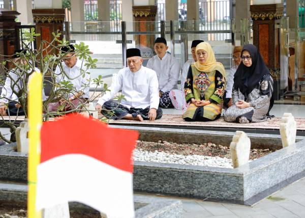 Khofifah Sowan ke Tebuireng dan Tambakberas, Perkuat Ukhuwah Jelang Lebaran