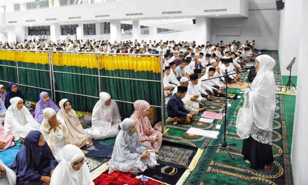 Awali Ramadhan 1444 H, Khofifah - Emil Salat Tarawih Perdana di Masjid Raya Islamic Centre  Jawa Timur
