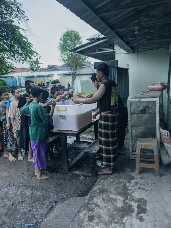 Bukti Kepedulian Sesama, Santri Ponpes Mambaus Sholihin Berbagi Takjil di Kantin Pojok