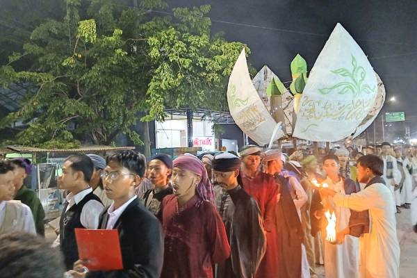 Santri Mambaus Sholihin Gresik Hidupkan Perjuangan KH Hasyim Asy’ari Lewat Drama Tiga Bahasa