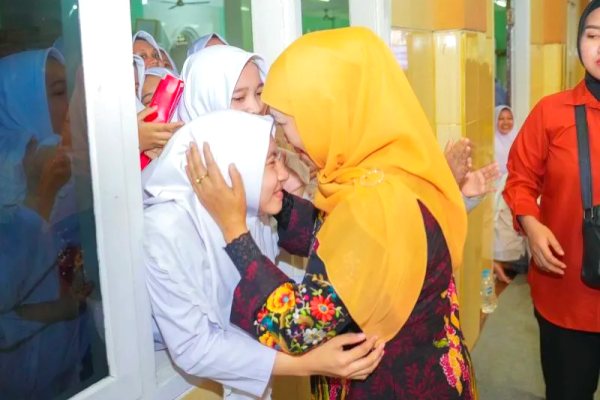 Khofifah Puji Kontribusi Pesantren dalam Menyiapkan Generasi Qurani Berakhlak