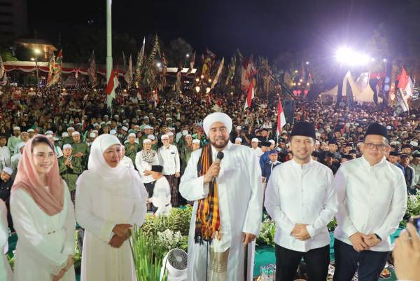 Puluhan Ribu Masyarakat Jatim Ikuti Dzikir dan Sholawat Habib Syech