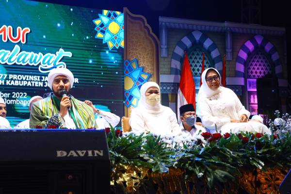 Bersholawat Bersama Habib Syech, Khofifah Optimis Gravitasi Sholawat Jadi Ikhtiar Wujudkan Jatim Bangkit