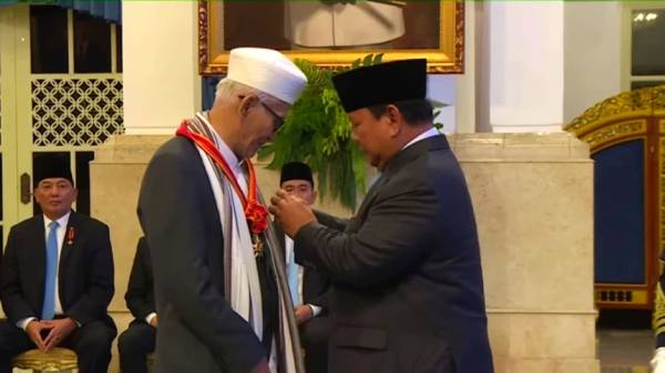 KH Miftachul Akhyar Terima Bintang Mahaputra Utama dari Presiden Prabowo