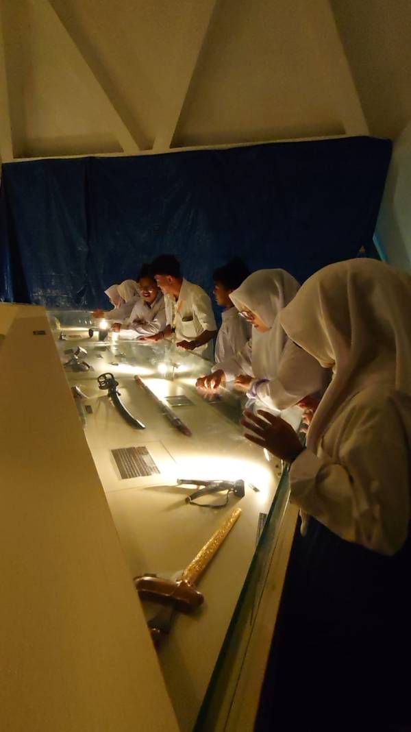 Peringati Hari Kunjung Perpustakaan, Santri MTs Muhyiddin Qur’aniy Dalami Literasi Sejarah Lewat Program WARAS