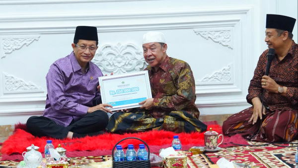 Menag Salurkan Bantuan Rp150 Juta ke Pesantren Buntet, Tegaskan Komitmen Penguatan Pesantren Ramah Anak
