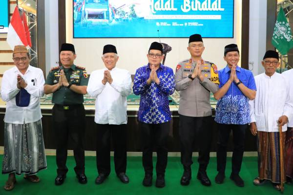 Halal Bihalal Bersama PWNU Jatim, Pemprov Jatim Ajak Ulama dan Forkopimda Jaga Sinergitas untuk Sukseskan Pilkada Serentak 2024