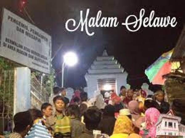 Tradisi Malam Selawe Ramadan di Makam Sunan Giri