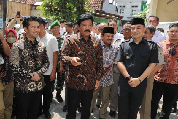 Dampingi Menteri ATR/BPN Bagikan Sertifikat Tanah Wakaf di Sidosermo,  Emil Dukung Adanya Payung Hukum Untuk Lindungi Pesantren dari Sengketa Lahan