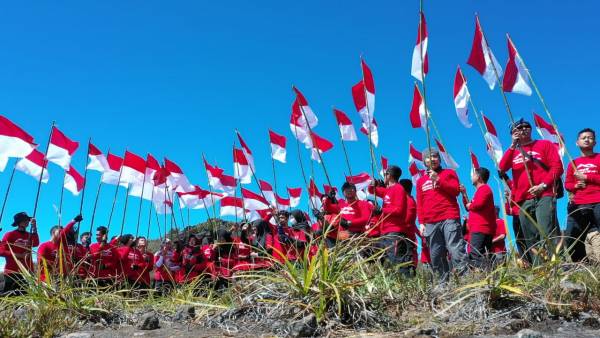 Tim Ekspedisi 77 Kibarkan 77 Bendera Merah Putih di Puncak Arjuno