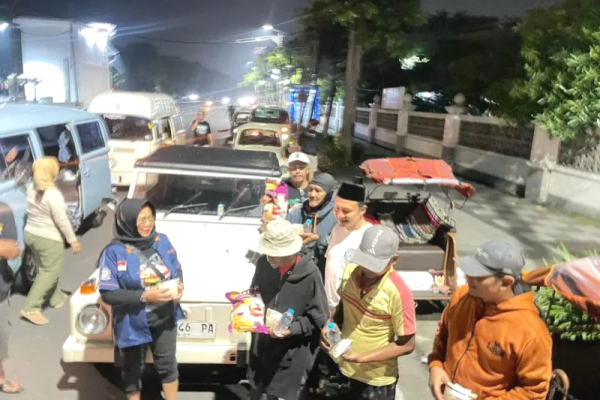 Komunitas VW Jatim Tebar Kepedulian, Bagikan 770 Nasi Bungkus dan Sembako Saat Sahur