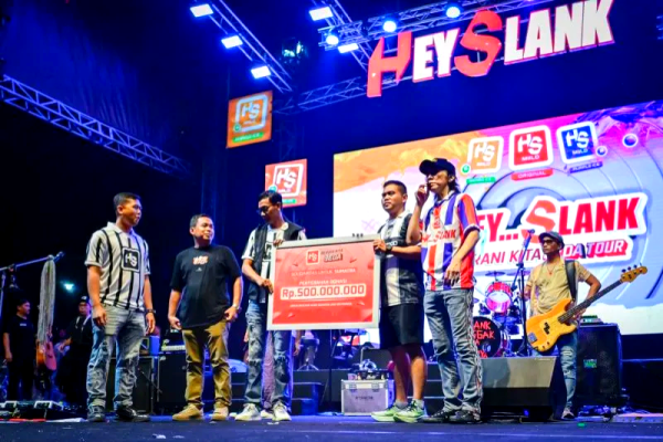 Slank Salurkan Rp500 Juta dari Konser untuk Korban Banjir dan Longsor di Sumatera