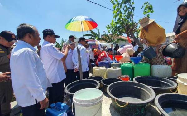 Bantu Daerah Atasi Kekeringan di Pamekasan, PMI Jatim Kirimkan Mobil Tangki Air