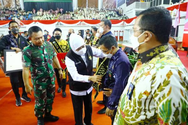 Bersama KSAD Khofifah Tinjau Program Penurunan Stunting di Gresik