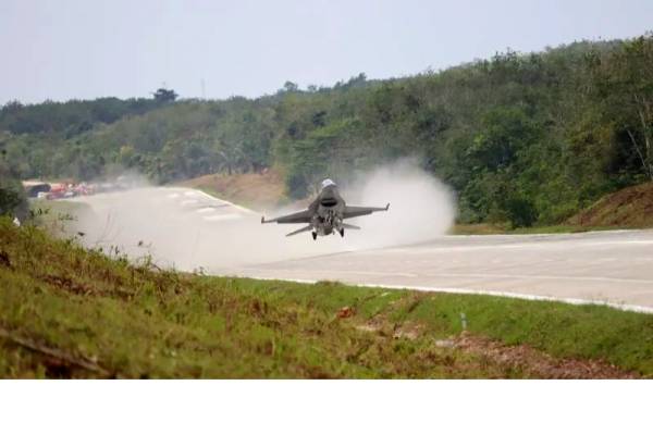 TNI AU Siapkan Tol Jatim sebagai Landasan Alternatif Pesawat