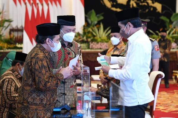 Presiden Jokowi dan Wapres Ma’ruf Amin Serahkan Zakat Melalui Baznas