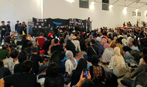 Bedah Buku Reset Indonesia di Surabaya, Dandhy Laksono Serukan Bangun Ulang Sistem Bangsa