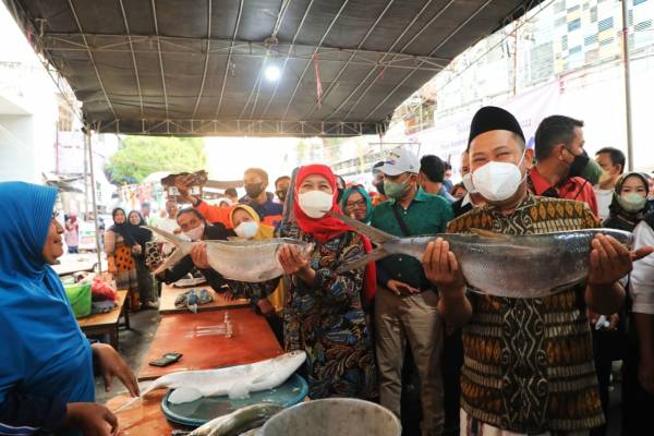 Turut Ramaikan Festival Bandeng Kawak Gresik, Khofifah Pamerkan Bandeng 18,04 Kilogram