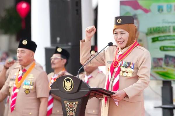Khofifah Tekankan Nasionalisme Kontingen Pramuka Jatim di Jamnas XII