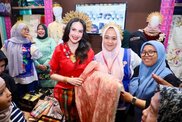 Arumi Bachsin Jadikan HUT Ke-46 Dekranas Momentum Perkuat Pembinaan Perajin dan UMKM Kriya Jawa Timur