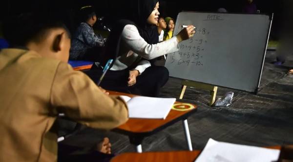 Bimbel Gratis Karang Taruna Tumbuhkan Semangat Sekolah Anak-anak Desa Alastlogo