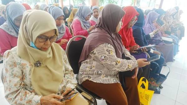 Antisipasi Lonjakan Diabetes dan Hipertensi, Warga Kedurus Ikuti Pelatihan Pemeriksaan Kesehatan Mandiri