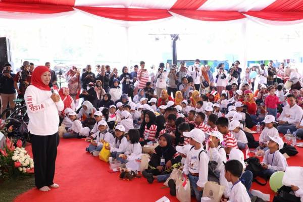 Gubernur Jawa Timur Khofifah Indar Parawansa hadir dalam peringatan Hari Anak Nasional (HAN) Tahun 2023 tingkat Provinsi Jatim di Halaman Jatim Park III, Kota Batu, Sabtu (29/7).