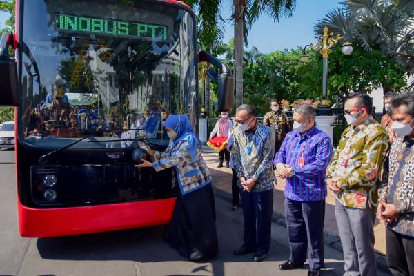 Khofifah Luncurkan Bus Listrik Merah Putih E-Inobus PT INKA
