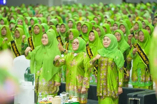 Khofifah Kukuhkan 400 Paralegal Muslimat NU, Gaungkan Perlindungan Perempuan dan Anak di HUT ke-80