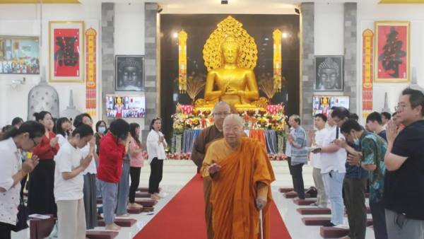 Umat Buddha di Surabaya Rayakan Waisak 2570 TB, Serukan Cinta untuk Perdamaian