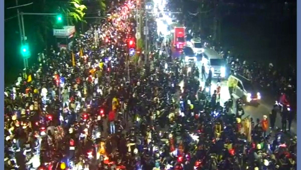 Ratusan Pesilat Penuhi Jalanan Surabaya Malam Suro, Warga dan Petugas Kompak Jaga Kondusivitas