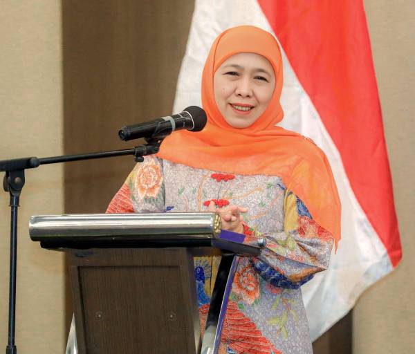 Khofifah Dorong Sinergi Riset Barat-Timur, Alumni UNAIR Diminta Tak Biarkan Daerah Tertinggal