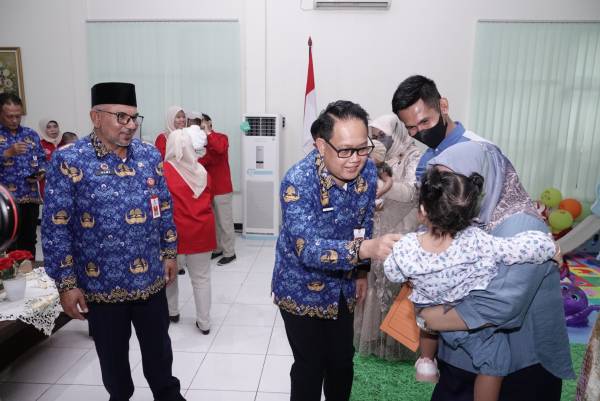 Pelepasan Anak Asuh Kepada Calon Orang Tua Angkat, Sekdaprov Adhy Karyono: Jaga dan Beri Kasih Sayang Sepenuh Hati