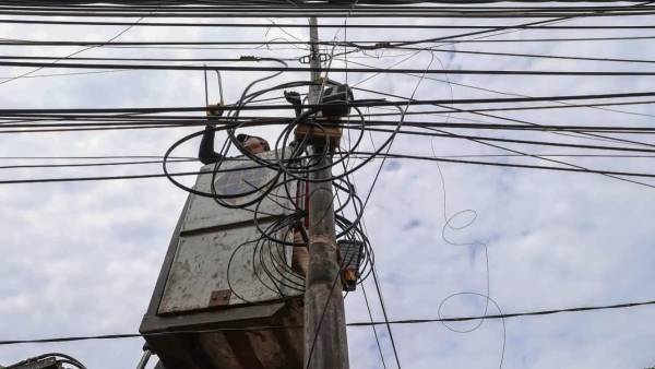 Kabel Fiber Optik di Surabaya Masih Semrawut, DPRD Desak Penertiban dan Sistem Jaringan Bawah Tanah