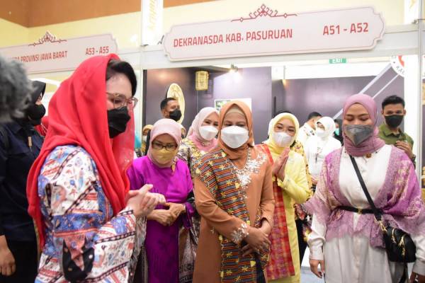 Arumi Bachsin Promosikan Batik dan Kerajinan Jawa Timur di hadapan Iriana Jokowi