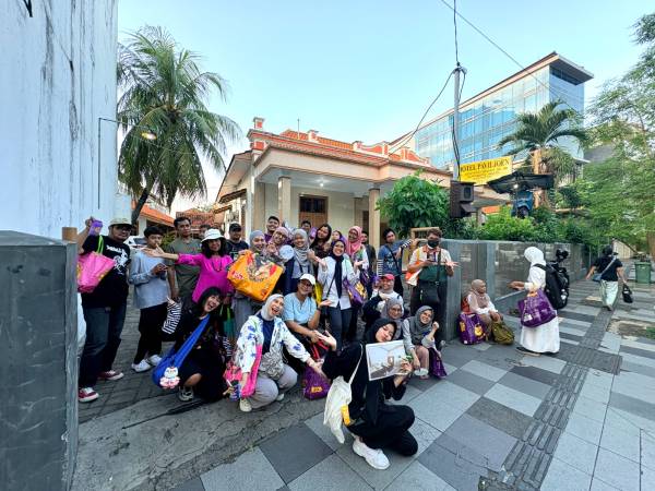 BOLT dan Let'sWalk Indonesia Gelar Walking Tour dan Street Feeding di Genteng
