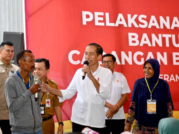Kunjungi Gudang Bulog Pematang Kandis, Jokowi Tinjau Stok Beras dan Serahkan Bantuan Pangan