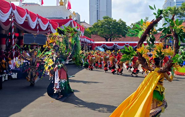Tari Kolosal Kedaulatan Pangan Meriahkan HUT ke-81 RI di Grahadi
