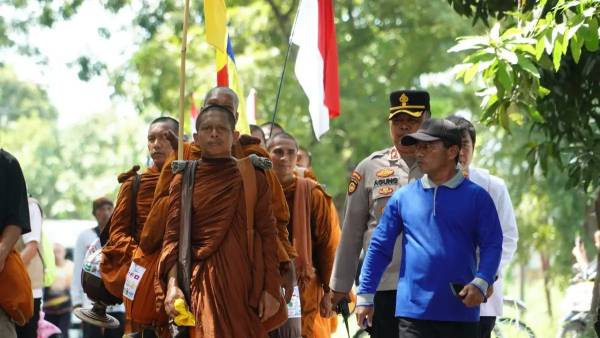 57 Bhikkhu ASEAN Jalan Kaki dari Bali ke Borobudur, Tebarkan Pesan Damai dan Toleransi