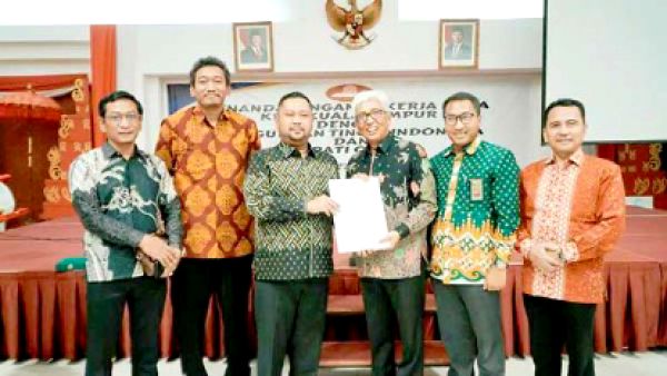 Bupati Gresik Teken MoU dengan KBRI Malaysia Selamatkan Anak Pekerja Migran dari Generasi Tanpa Identitas