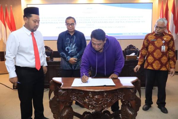Pemkab Gresik Salurkan Bantuan Modal dan Siapkan Lokasi Baru untuk PKL Semambung