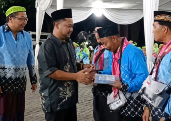 Tangis Haru Iringi Keberangkatan 376 Jemaah Haji Gresik, Wabup Ikut Terbang di Kloter 46