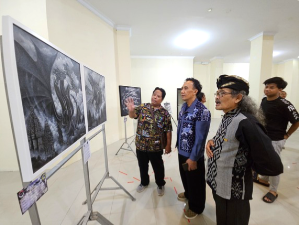 90 Lukisan Hitam Putih Dipamerkan di Gresik, Seniman Jatim Bangkitkan Seni Klasik