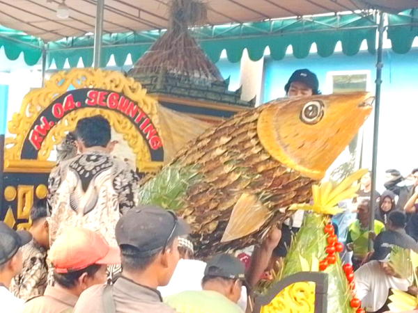 Tradisi Tumpeng Bandeng Gresik, Warga Tambak Beras Targetkan Rekor MURI