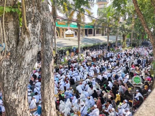Lautan Jamaah Putih Padati Gresik, Haul Habib Abu Bakar Assegaf Diprediksi Dihadiri Ratusan Ribu Orang