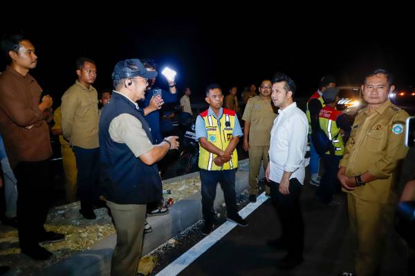 Emil Dardak Turun Langsung, Tinjau Jalan Nasional Gresik-Lamongan dan Kawasan JLU