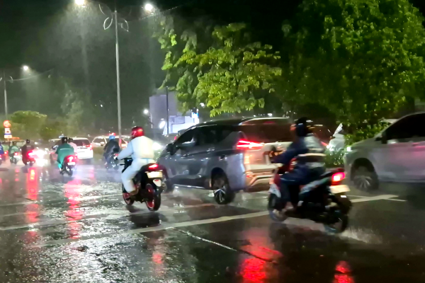 Air Hujan di Surabaya Terkontaminasi Mikroplastik, Sumber Utama dari Pembakaran Sampah